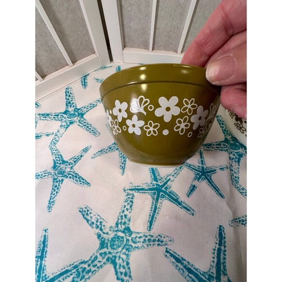 Vintage Pyrex Mixing Bowls 2 - Picture 10 of 12